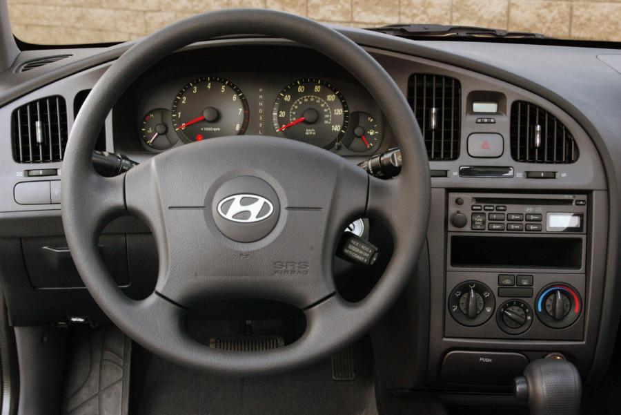  Hyundai Elantra 2004 года  (фото 10 из 17)